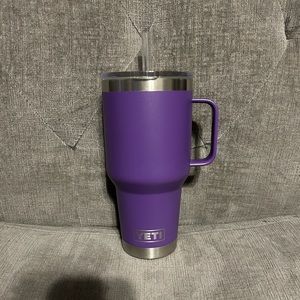 Yeti Rambler 35 oz Straw Mug, Peak Purple